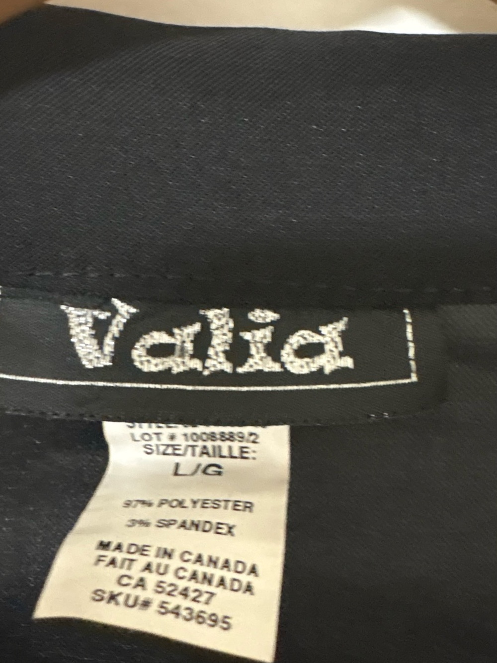 Valia Black Short-Sleeve Feminine Blazer Jacket - Picture 3 of 4